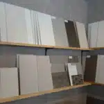 tegels opgesteld in de showroom