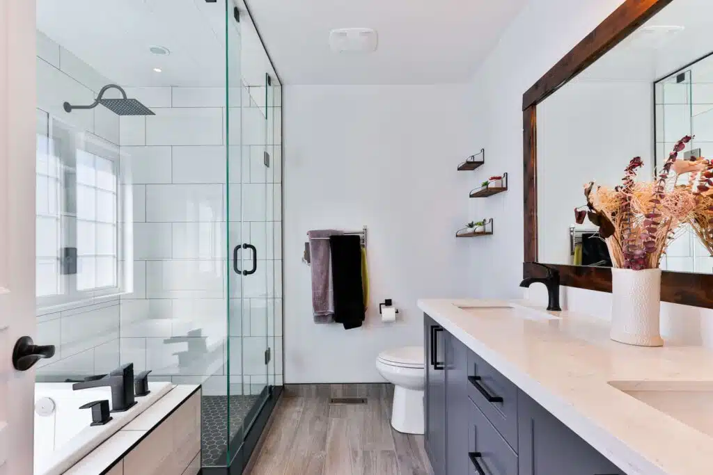 houtlook tegel in de badkamer